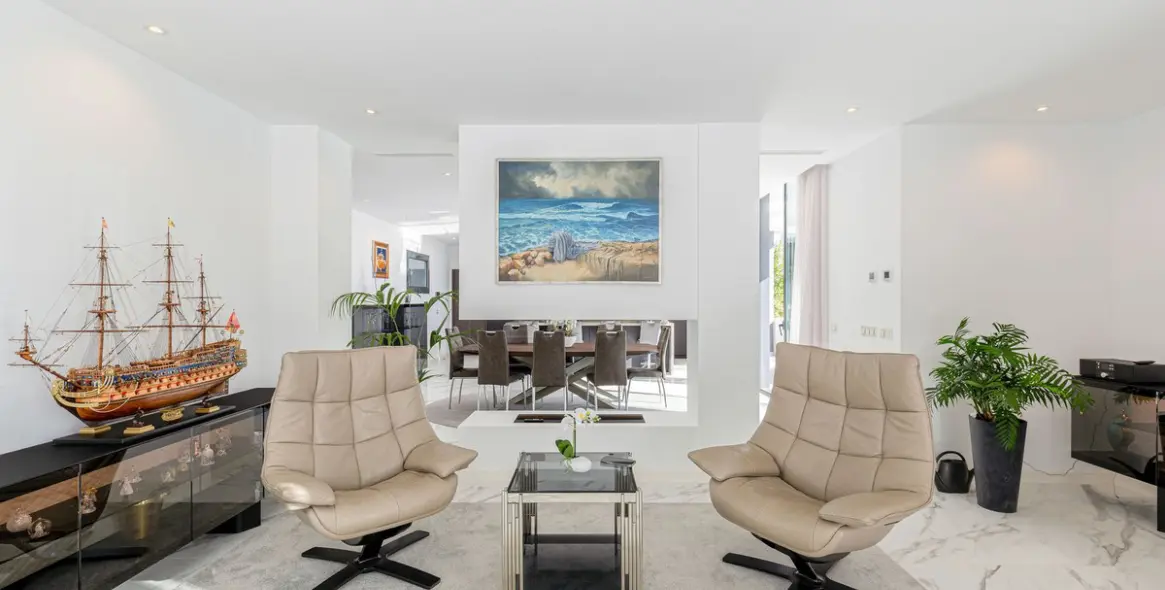 Sale of detached villa in El Paraiso 17