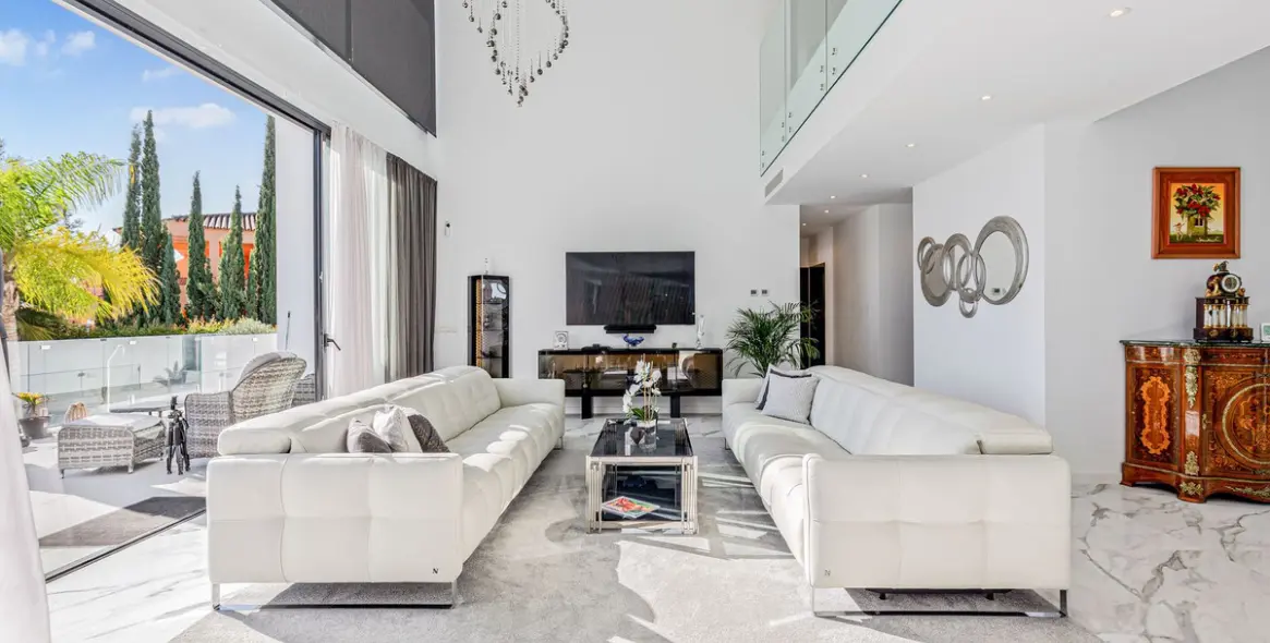 Sale of detached villa in El Paraiso 18