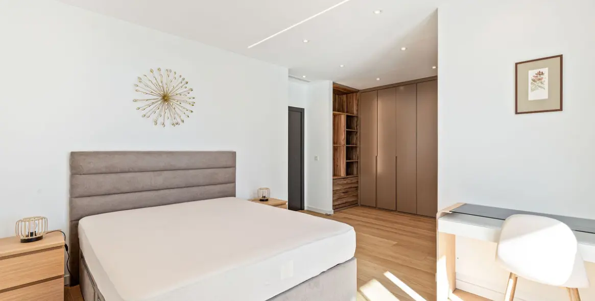 Sale of detached villa in El Paraiso 19