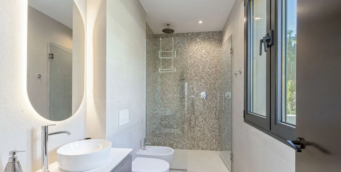 Sale of detached villa in El Paraiso 20