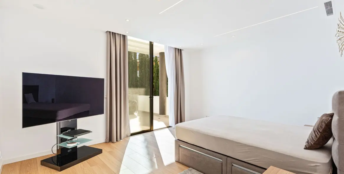 Sale of detached villa in El Paraiso 21