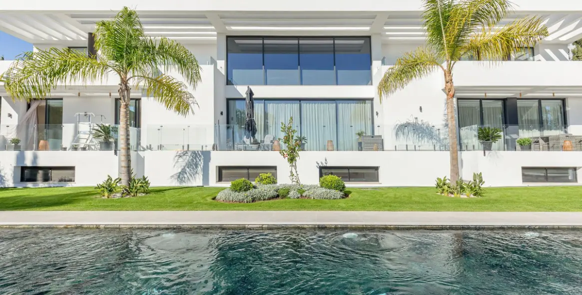 Sale of detached villa in El Paraiso 23
