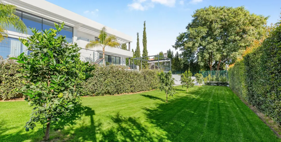 Sale of detached villa in El Paraiso 24