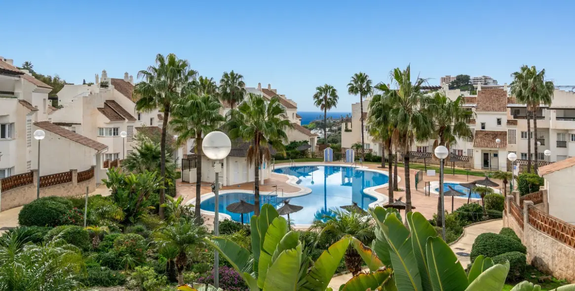 Sale of middle floor apartment in Benalmadena 1