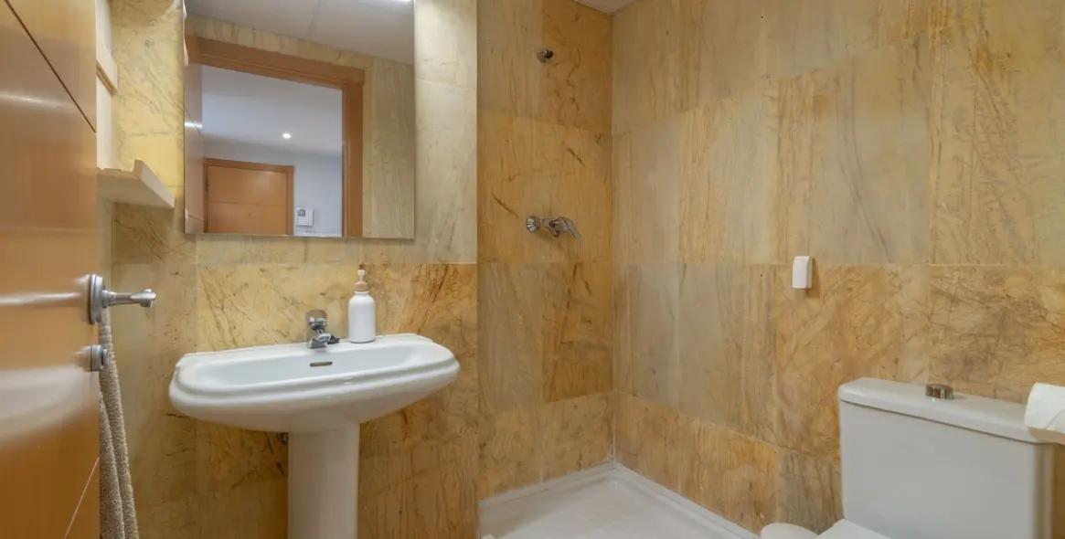 Sale of middle floor apartment in Benalmadena 23