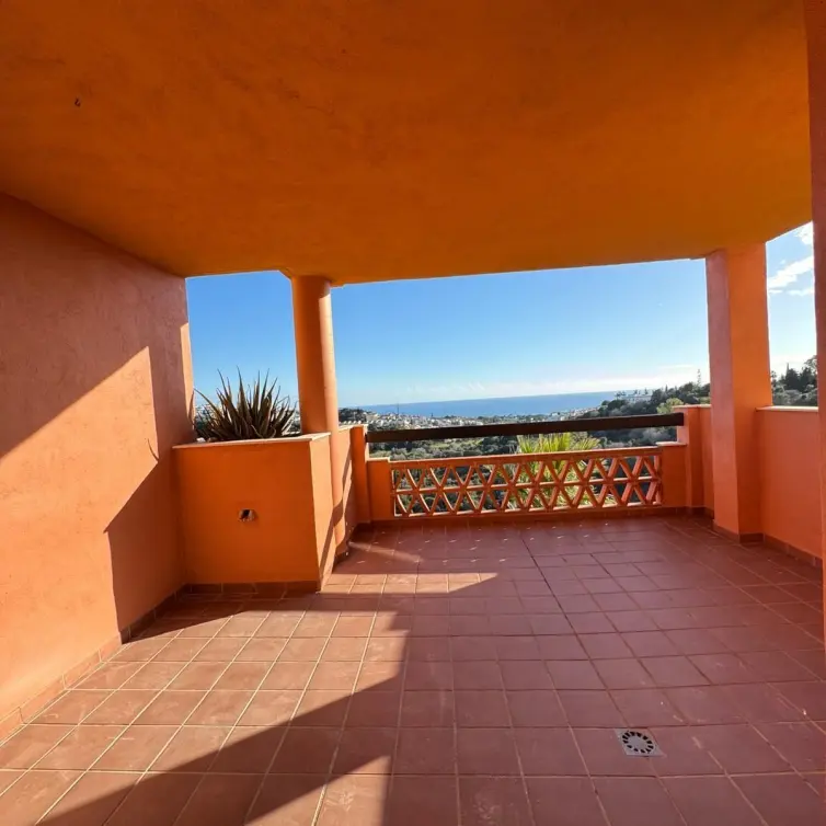 Sale of middle floor apartment in Las Chapas