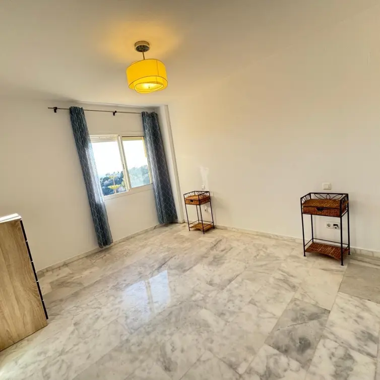 Sale of middle floor apartment in Las Chapas