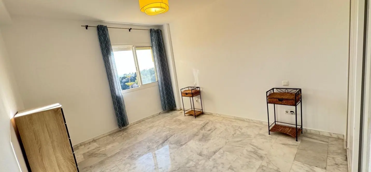 Sale of middle floor apartment in Las Chapas 2
