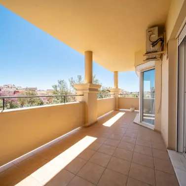 Venta de apartamento en planta media en Los Pacos