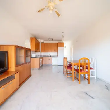 Venta de apartamento en planta media en Los Pacos