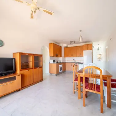 Venta de apartamento en planta media en Los Pacos