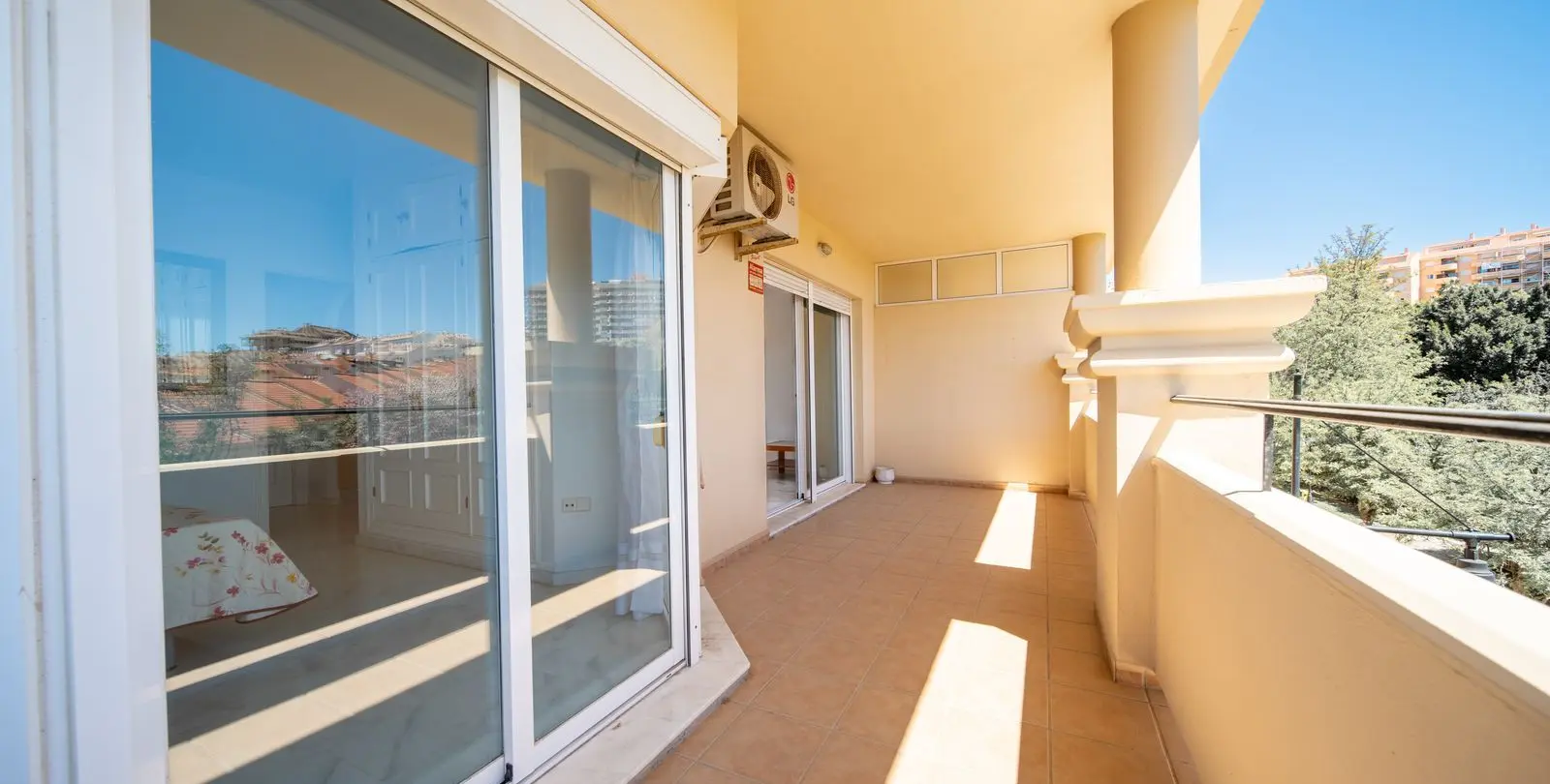Venta de apartamento en planta media en Los Pacos 1