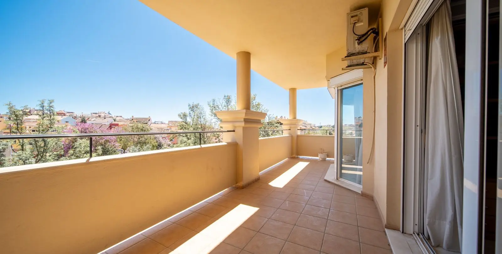 Venta de apartamento en planta media en Los Pacos 2