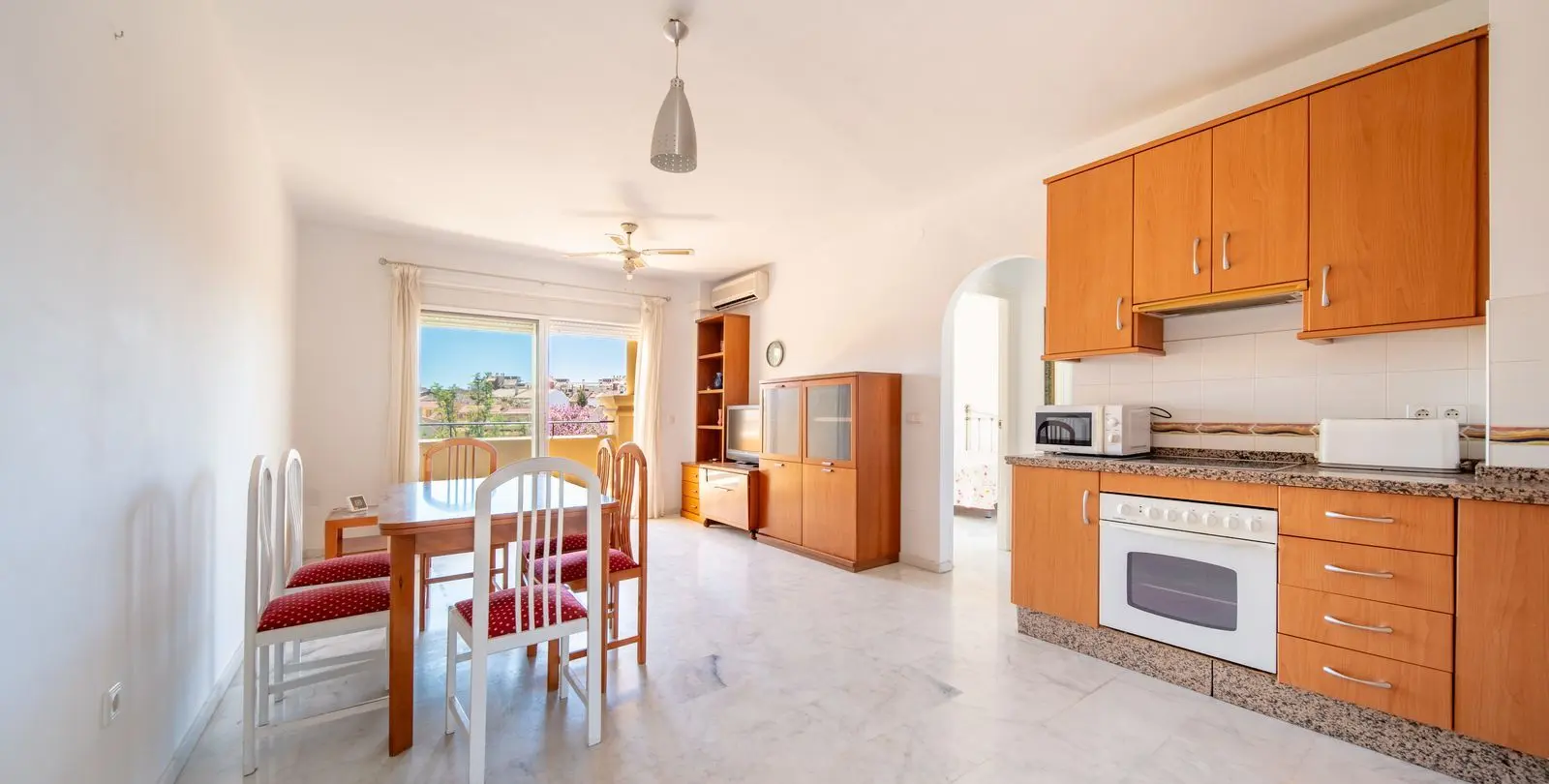 Venta de apartamento en planta media en Los Pacos 3