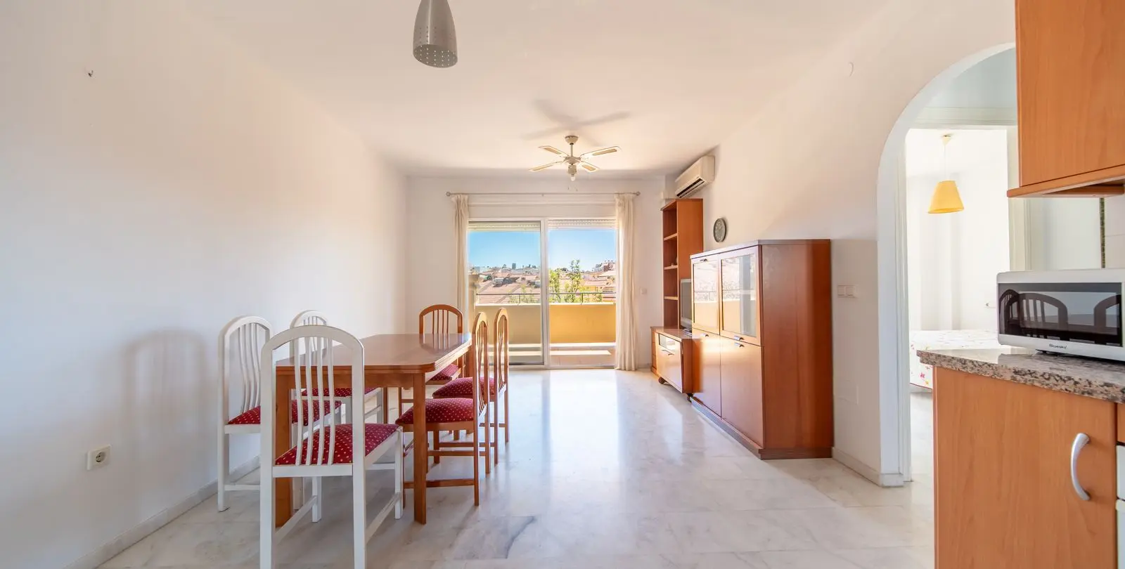 Venta de apartamento en planta media en Los Pacos 4