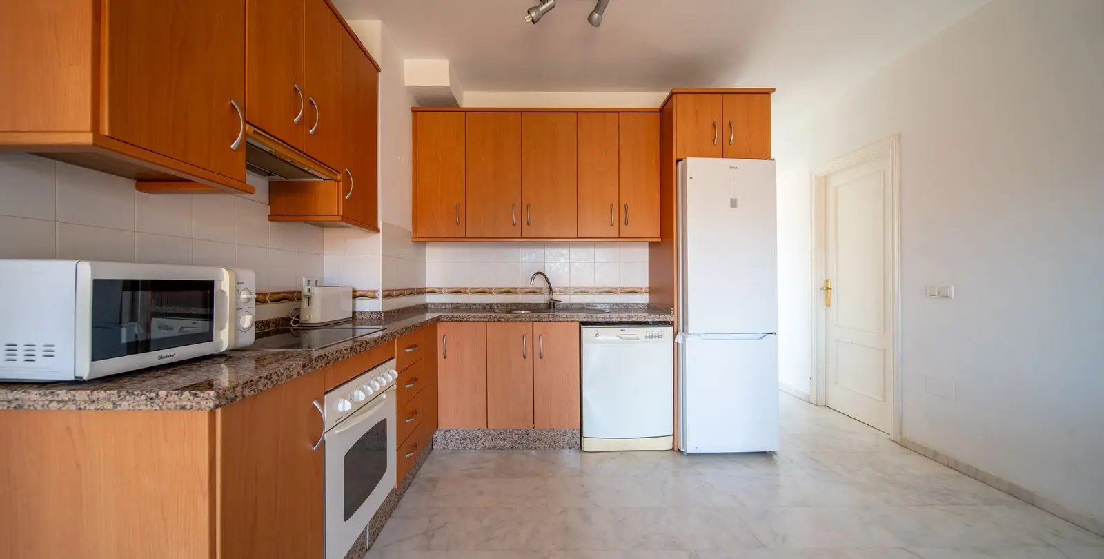 Venta de apartamento en planta media en Los Pacos 7