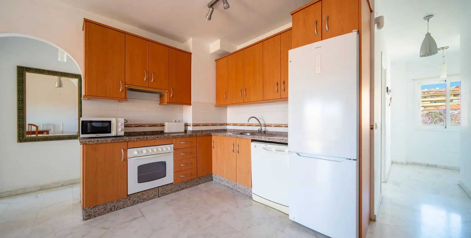 Venta de apartamento en planta media en Los Pacos 8