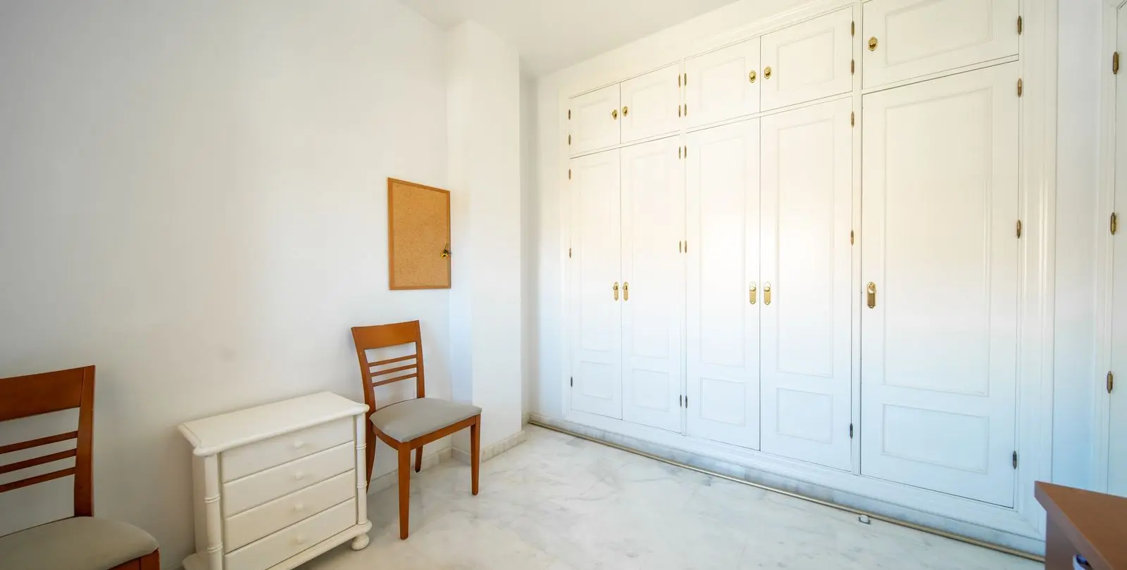 Venta de apartamento en planta media en Los Pacos 12