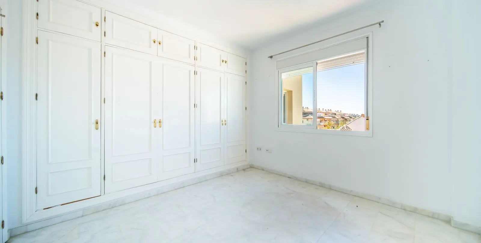 Venta de apartamento en planta media en Los Pacos 13