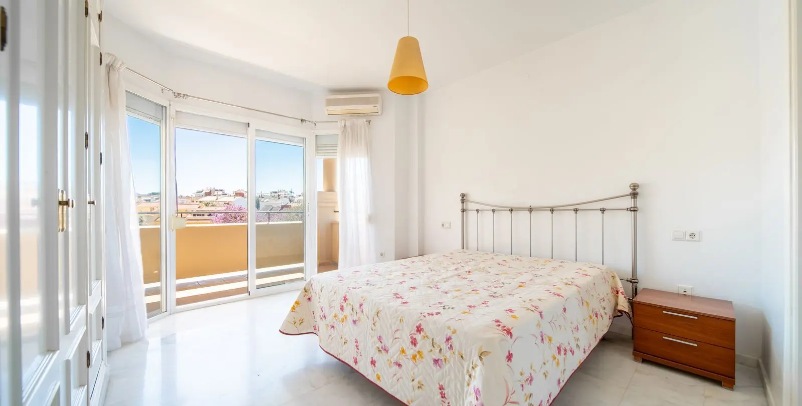 Venta de apartamento en planta media en Los Pacos 16