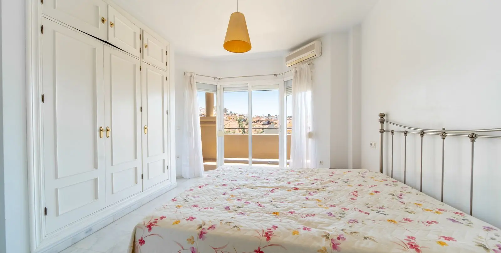 Venta de apartamento en planta media en Los Pacos 19
