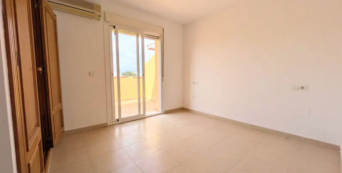 Sale of penthouse in Las Lagunas 8