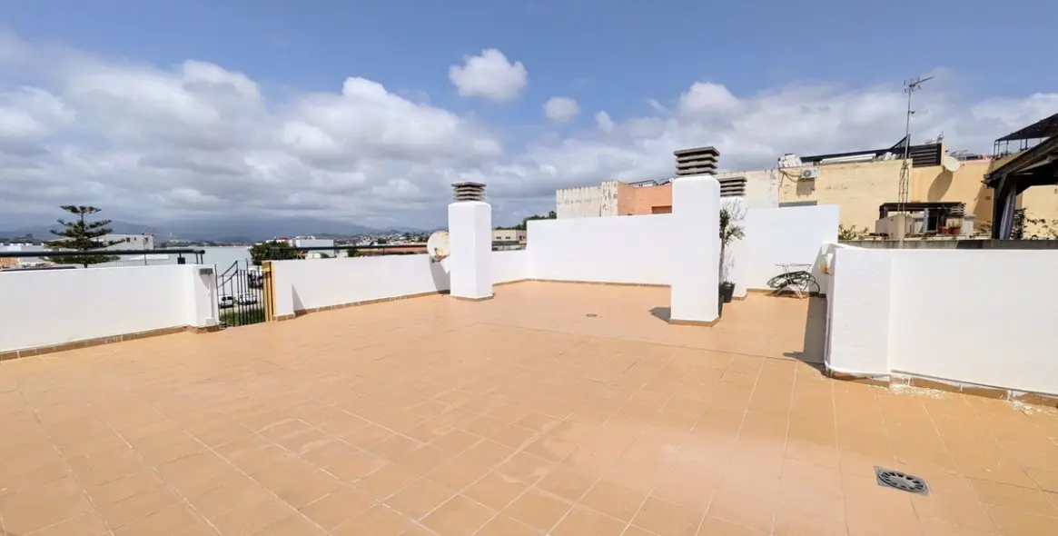 Sale of penthouse in Las Lagunas 17