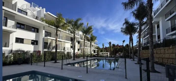 Продажа апартаментов на среднем этаже в Estepona 0