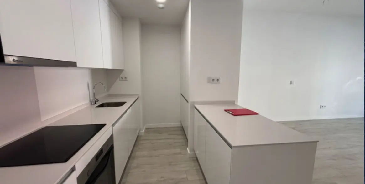 Venta de apartamento en planta media en Estepona 2