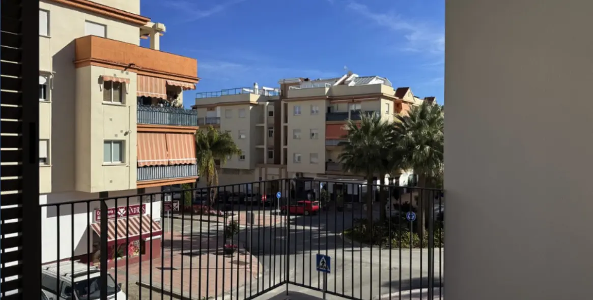 Venta de apartamento en planta media en Estepona 7