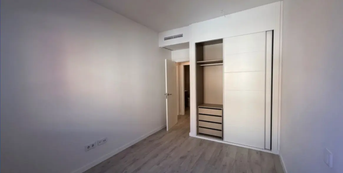 Venta de apartamento en planta media en Estepona 10