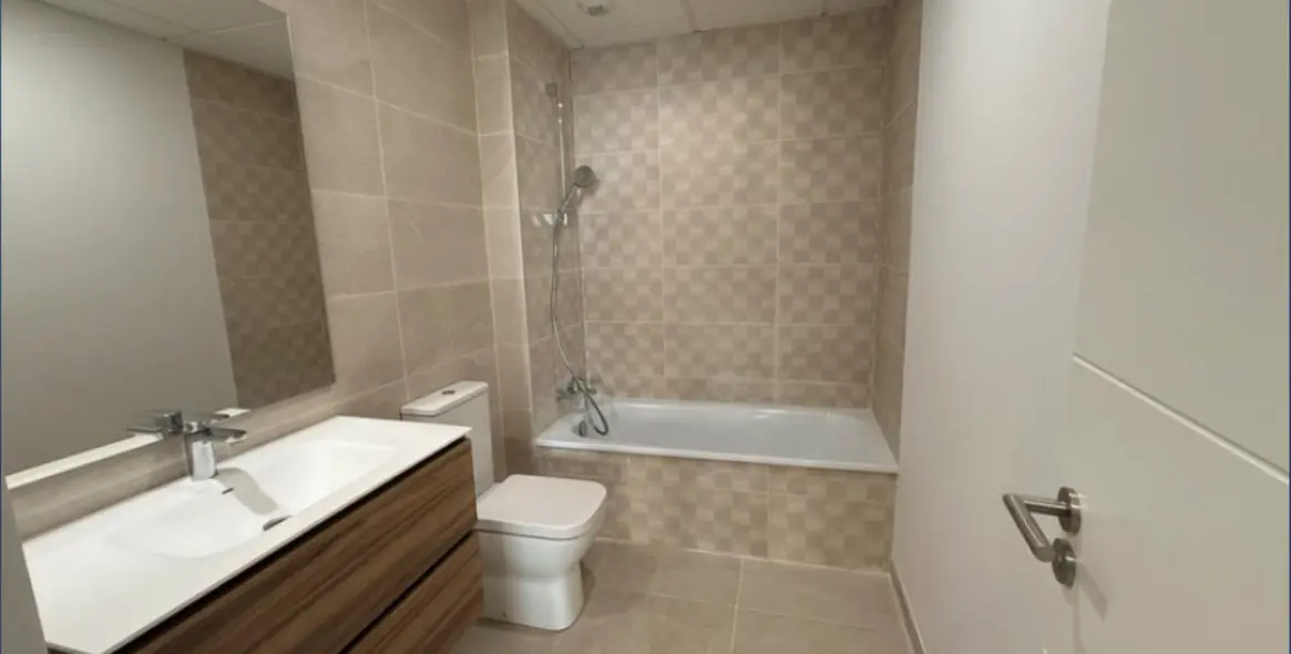 Venta de apartamento en planta media en Estepona 12