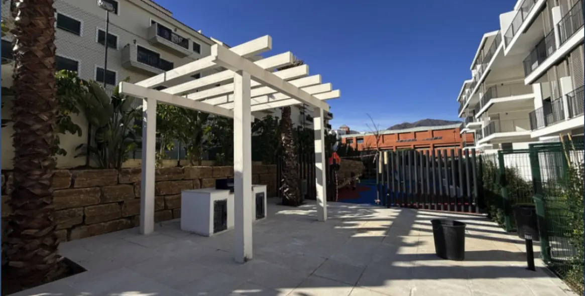 Venta de apartamento en planta media en Estepona 16