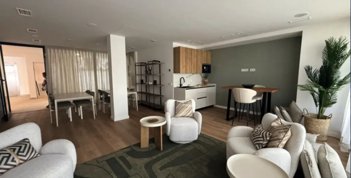 Venta de apartamento en planta media en Estepona 17