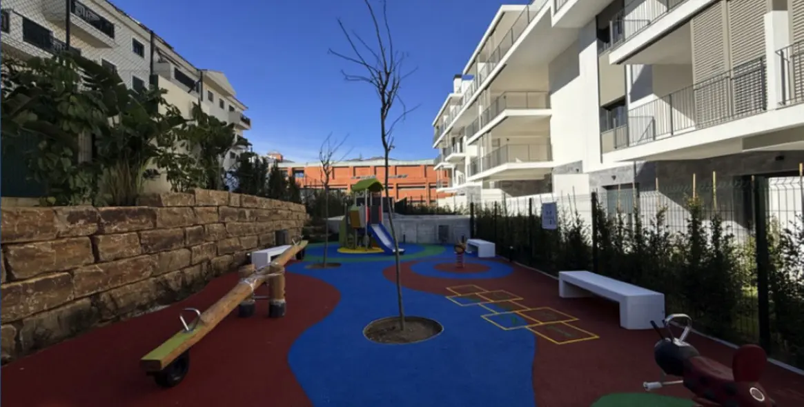 Venta de apartamento en planta media en Estepona 20
