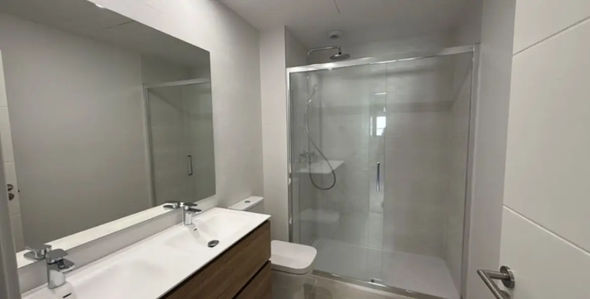 Venta de apartamento en planta media en Estepona 22