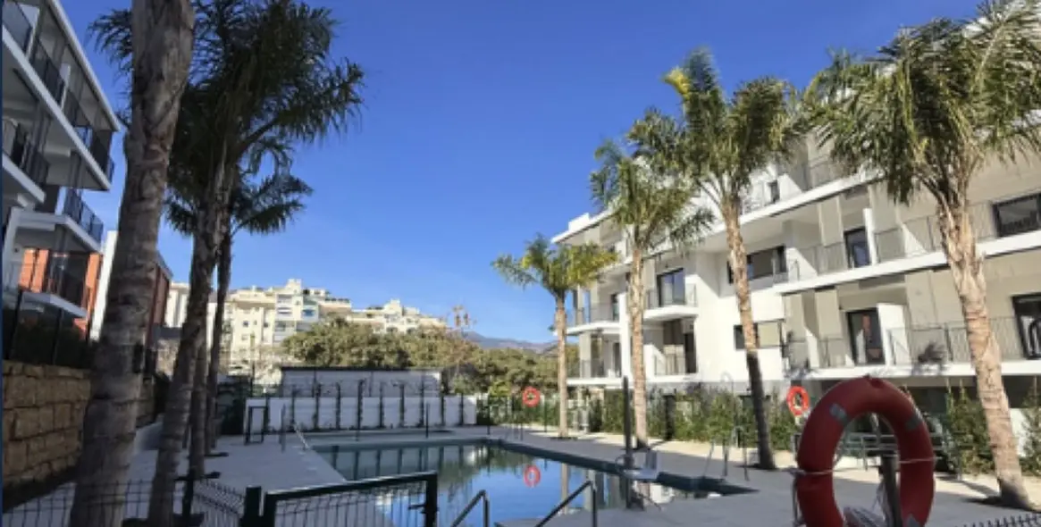 Venta de apartamento en planta media en Estepona 24