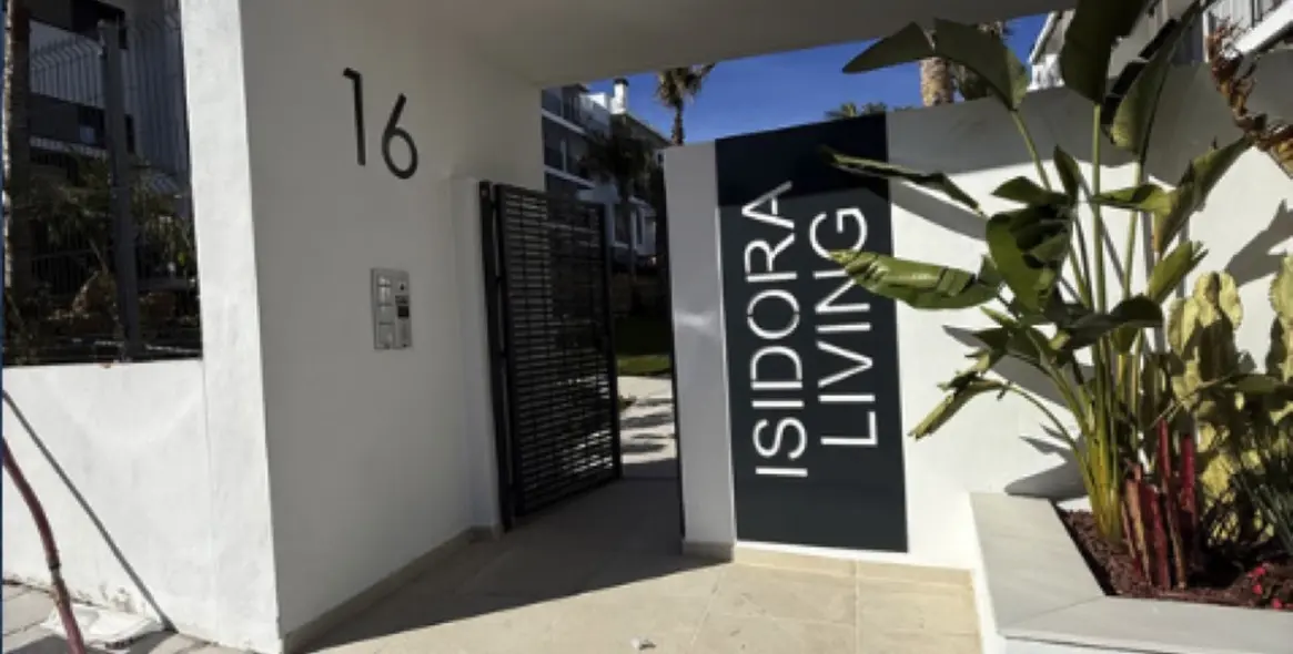 Venta de apartamento en planta media en Estepona 25