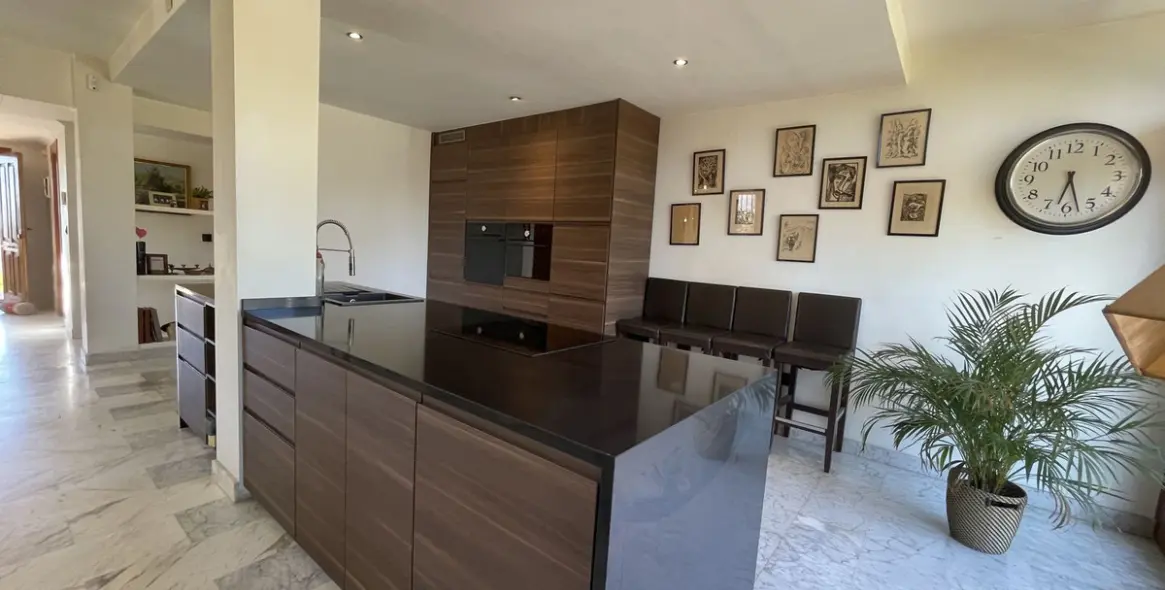 Продажа дома на две семьи в Calahonda 24