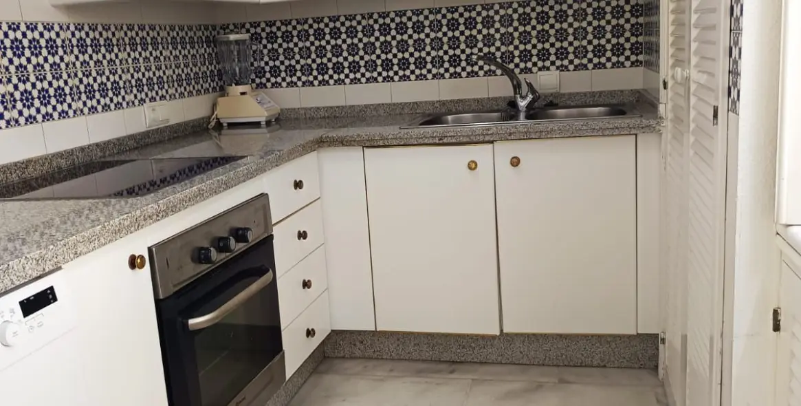 Sale of middle floor apartment in Fuengirola 11