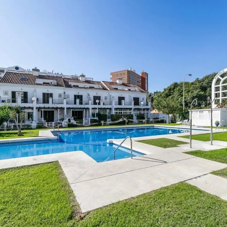 Sale of middle floor apartment in Fuengirola