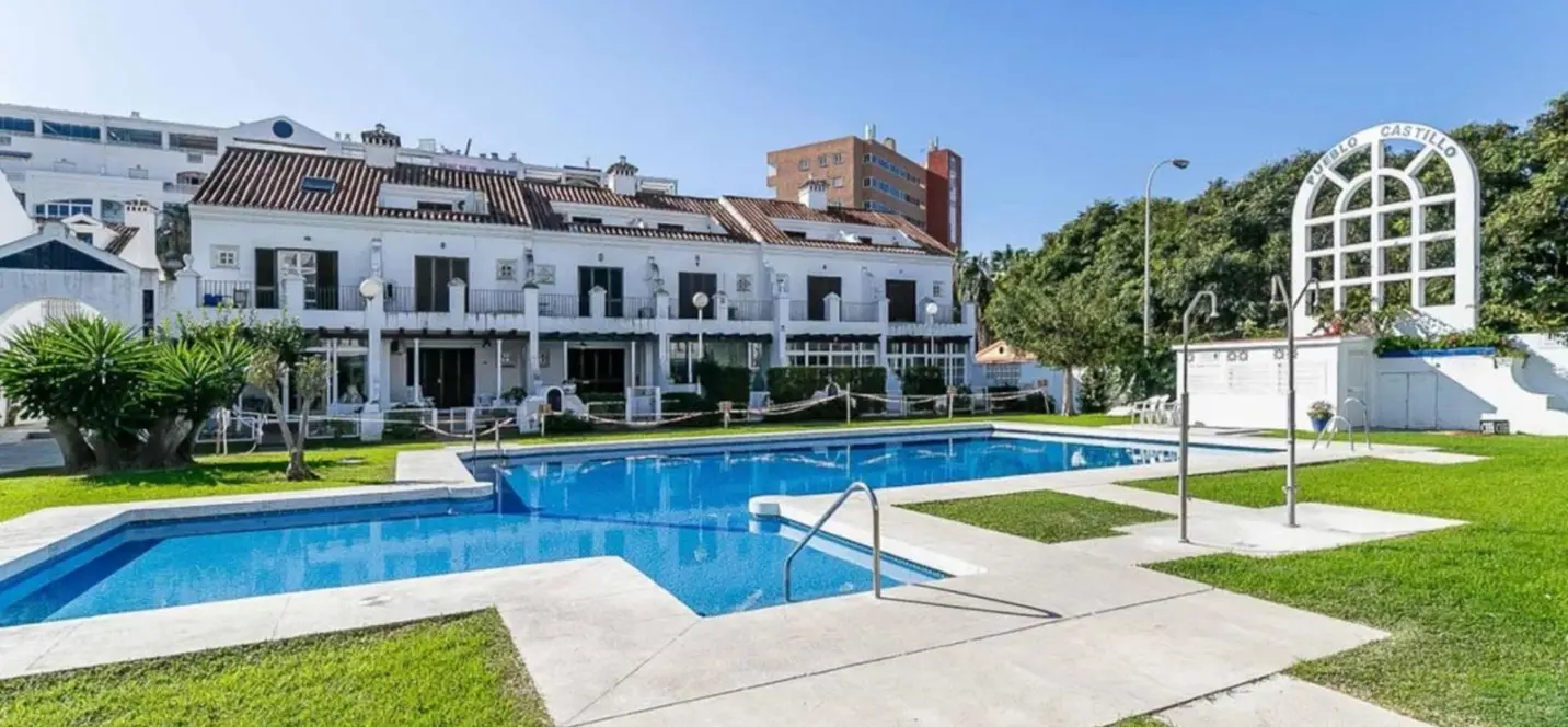 Sale of middle floor apartment in Fuengirola 0