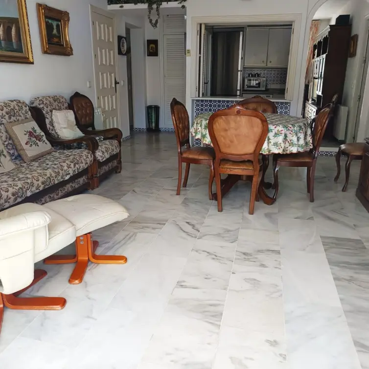 Sale of middle floor apartment in Fuengirola