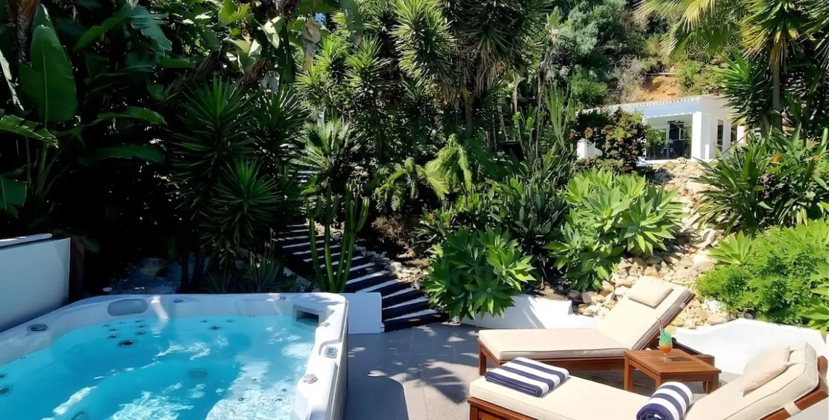 Sale of detached villa in Marbella 1