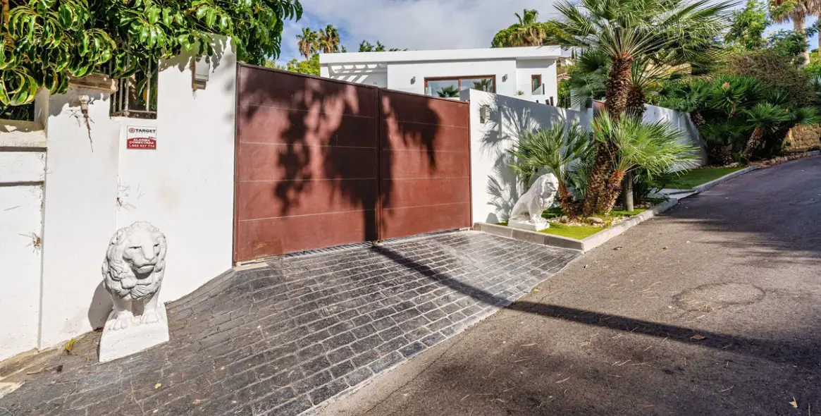 Sale of detached villa in Marbella 59