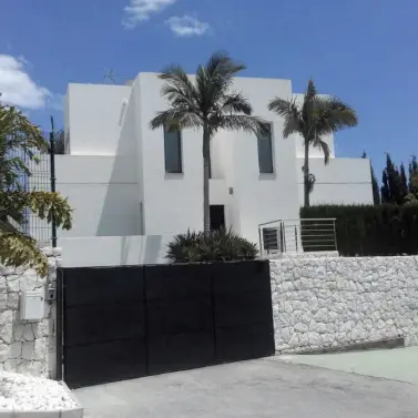 Venta de villa independiente en Nueva Andalucía