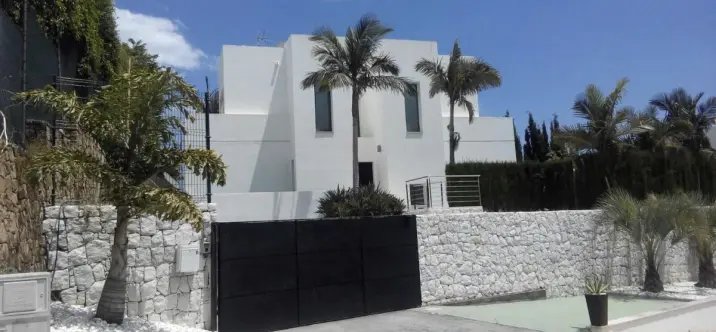 Venta de villa independiente en Nueva Andalucía 1