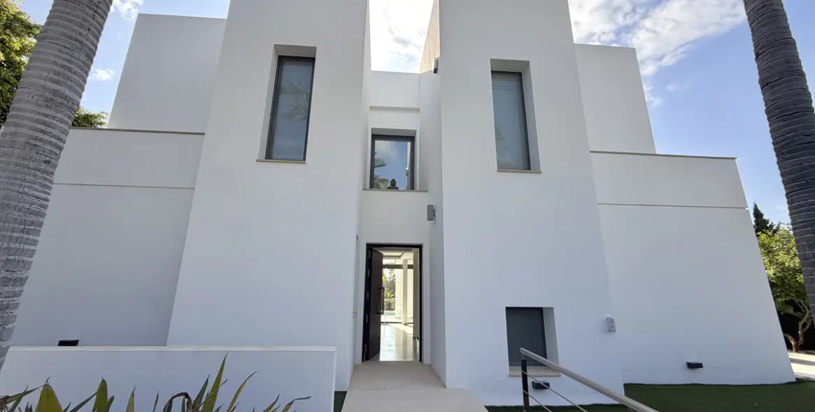 Venta de villa independiente en Nueva Andalucía 35