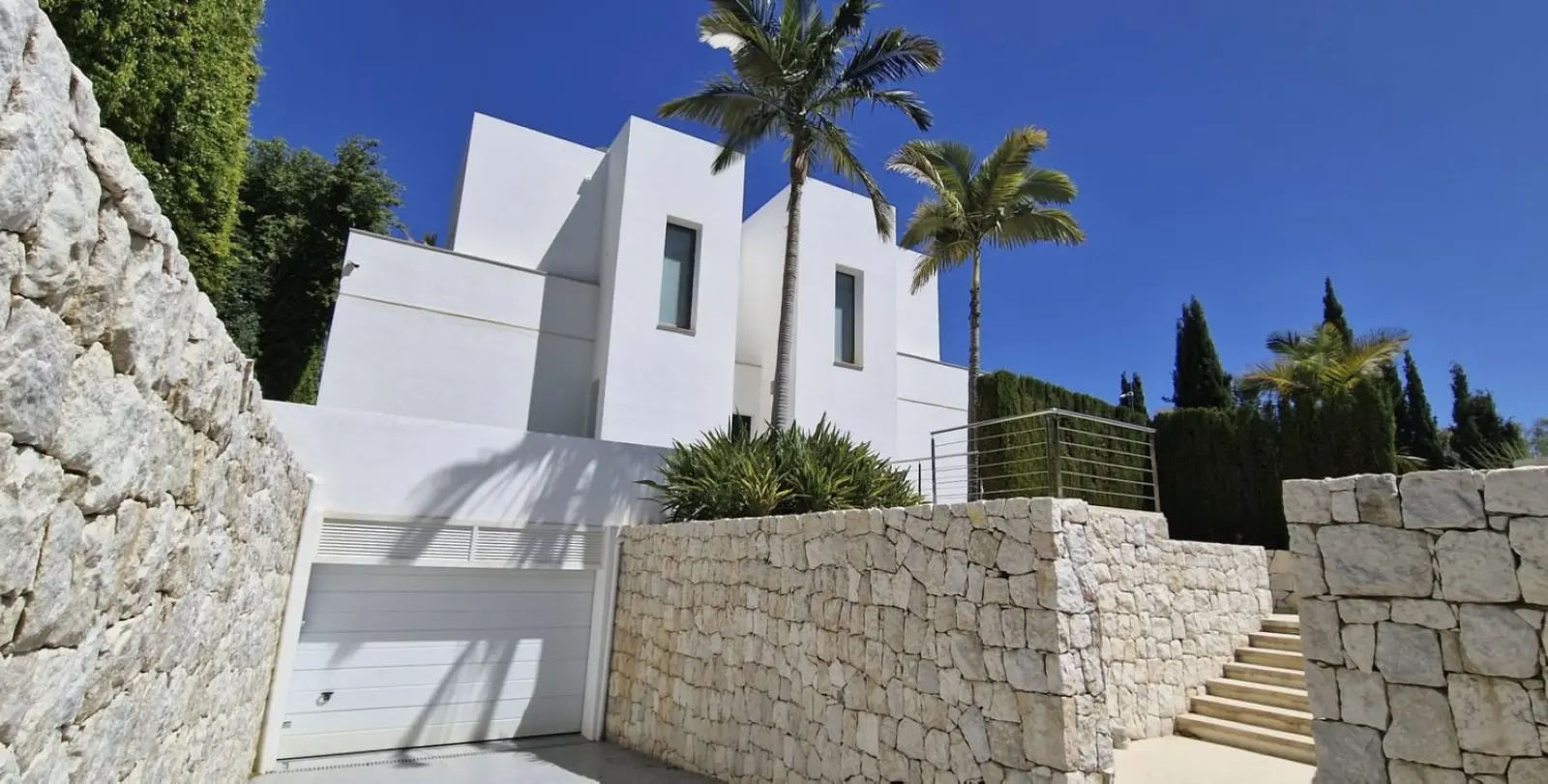 Продажа  отдельно стоящей виллы в Nueva Andalucía 27