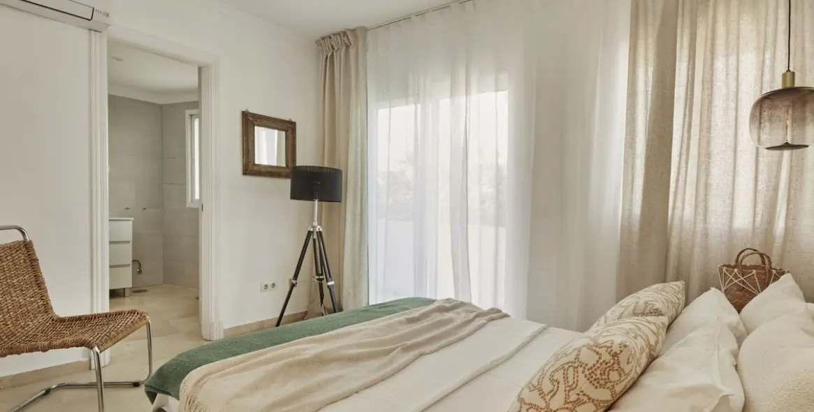 Short-term rent of middle floor apartment in Estepona 17